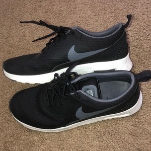 black nike air max thea